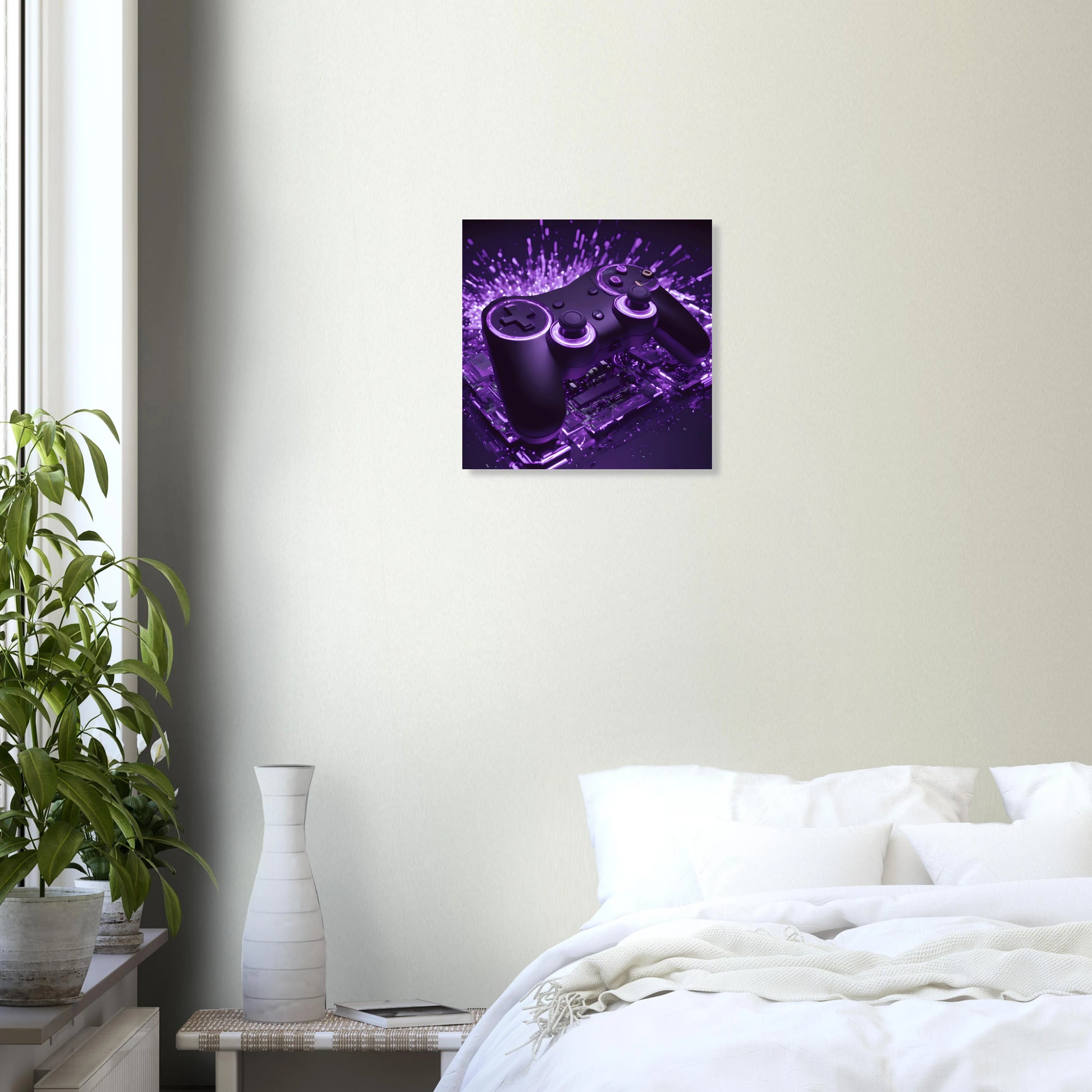 Modernes Gaming-Wandbild mit einem schwarzen Controller, der von violettem Neonlicht und Lichtpartikeln umgeben ist. 40x40 cm. Dibond