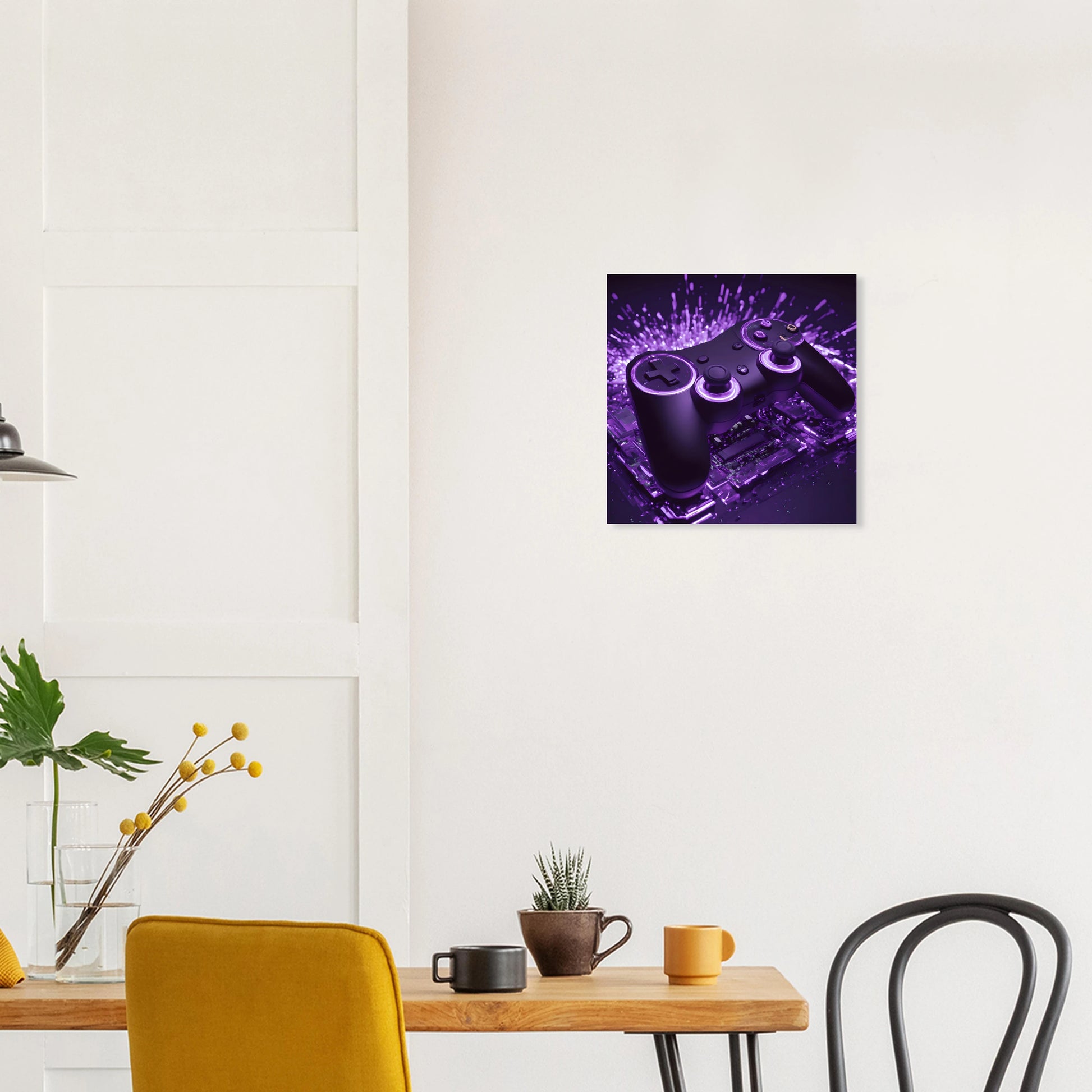 Modernes Gaming-Wandbild mit einem schwarzen Controller, der von violettem Neonlicht und Lichtpartikeln umgeben ist. 40x40 cm. Dibond