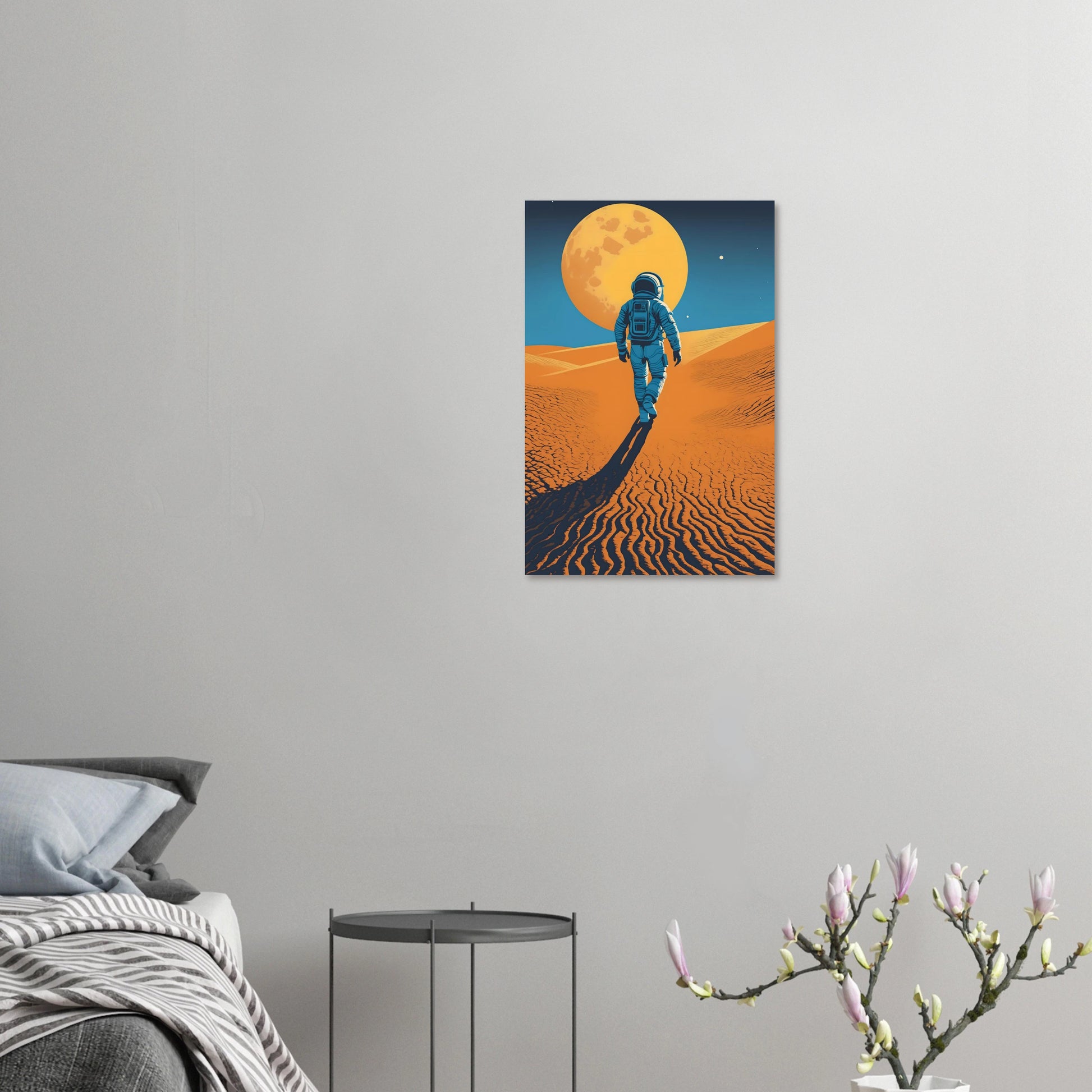 Illustration eines Astronauten, der bei Nacht durch eine orangefarbene Wüstenlandschaft unter einem großen Vollmond wandert. 40x60 cm. Dibond