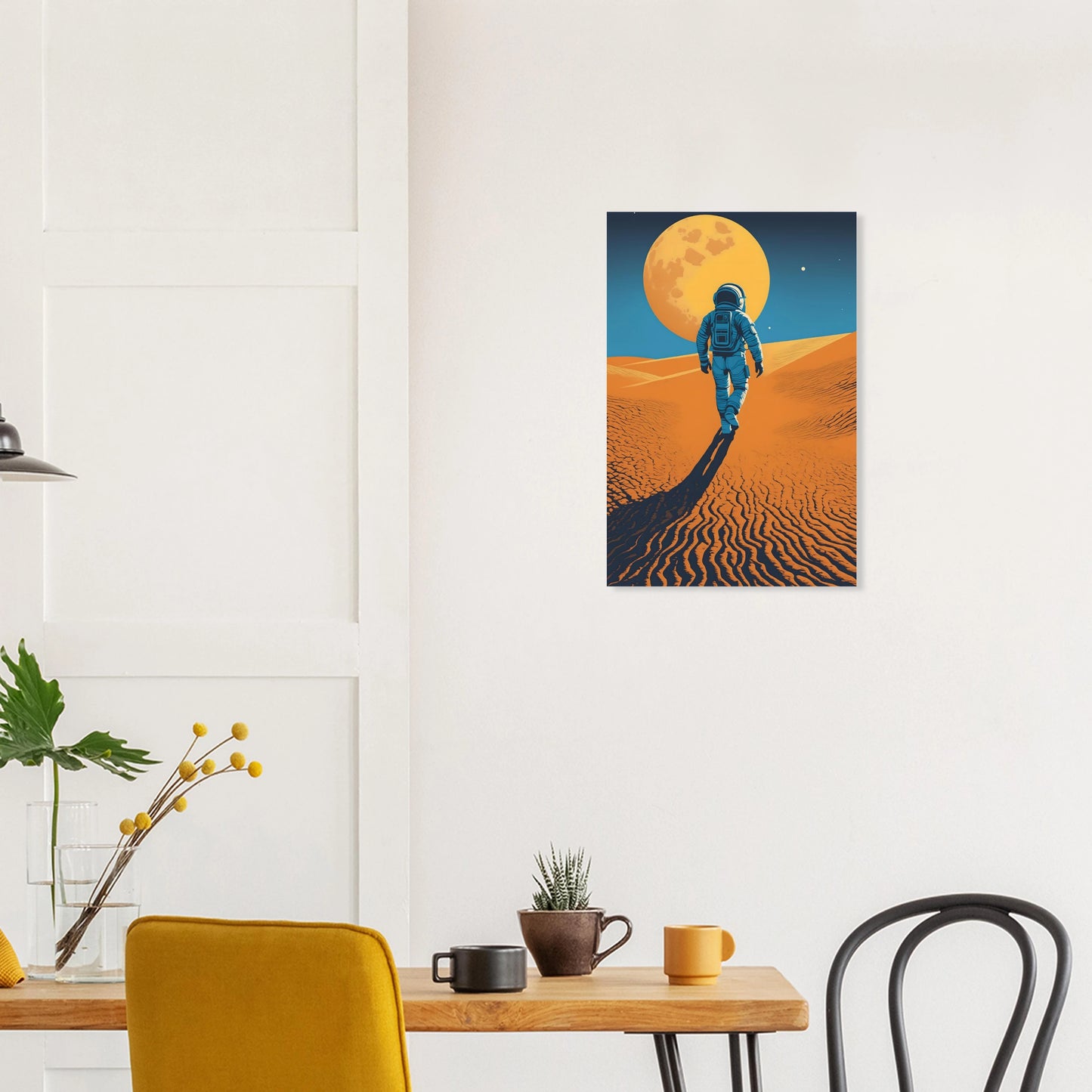 Illustration eines Astronauten, der bei Nacht durch eine orangefarbene Wüstenlandschaft unter einem großen Vollmond wandert. 40x60 cm. Dibond