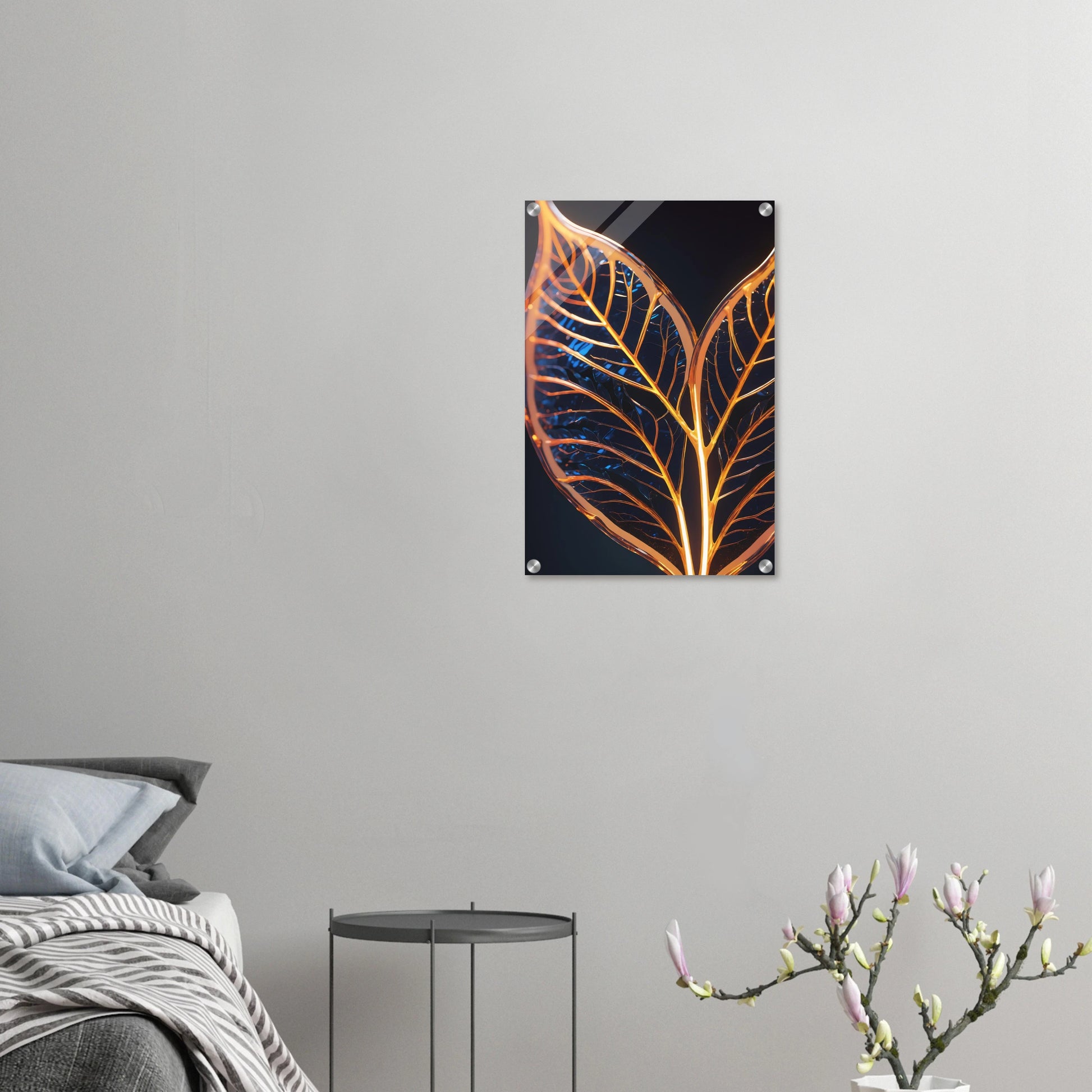 Modernes Wandbild mit zwei goldenen, gläsernen Blättern in Makroaufnahme auf dunklem Hintergrund, Format 40x60 cm. Acryl