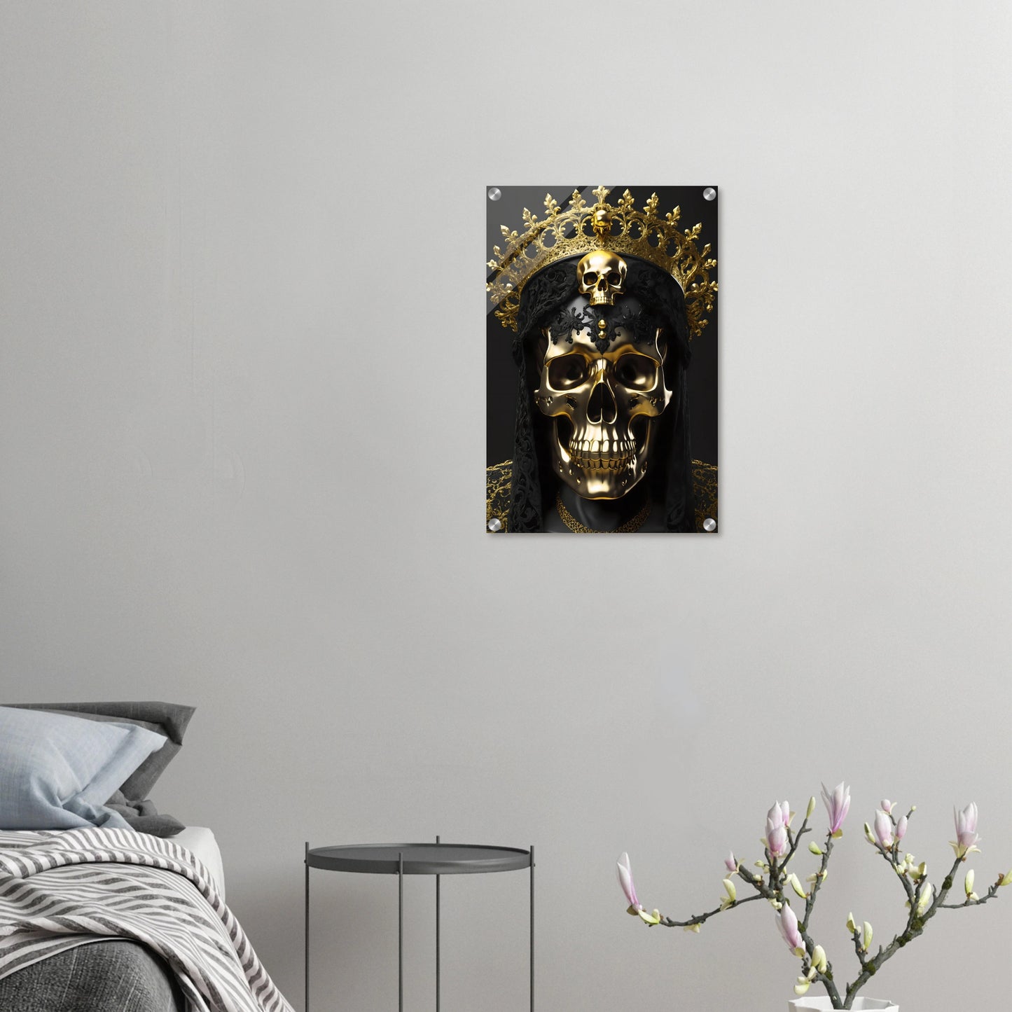 Modernes Wandbild eines golden glänzenden Schädels mit einer großen, filigranen Goldkrone vor dunklem Hintergrund. 40x60 cm. Acryl