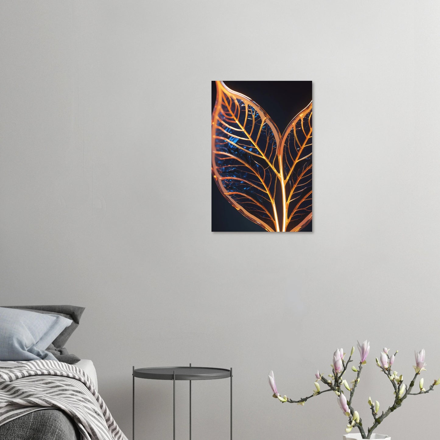 Modernes Wandbild mit zwei goldenen, gläsernen Blättern in Makroaufnahme auf dunklem Hintergrund, Format 40x60 cm. Dibond