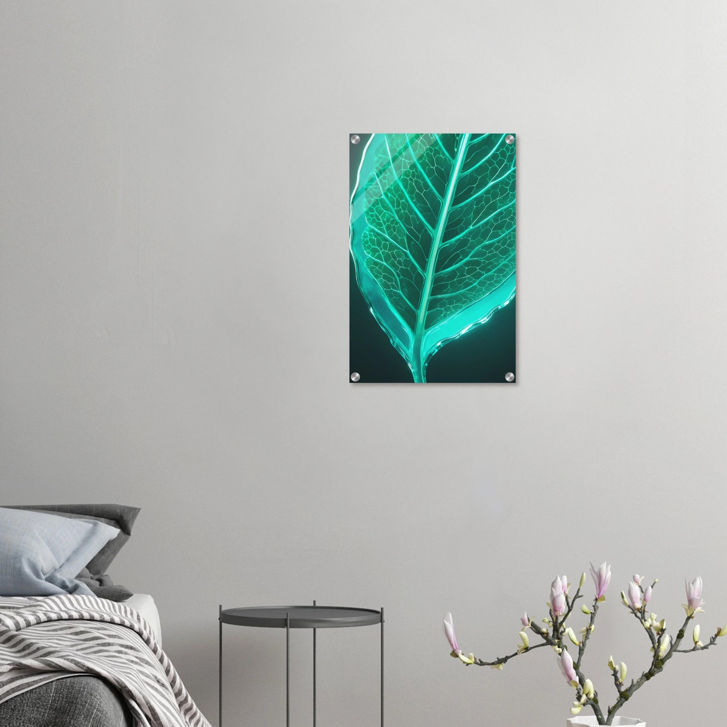 Modernes Wandbild eines leuchtenden, türkisfarbenen Blattes in transparenter Glas-Optik mit sichtbaren Blattadern. 40x60 cm. Acryl