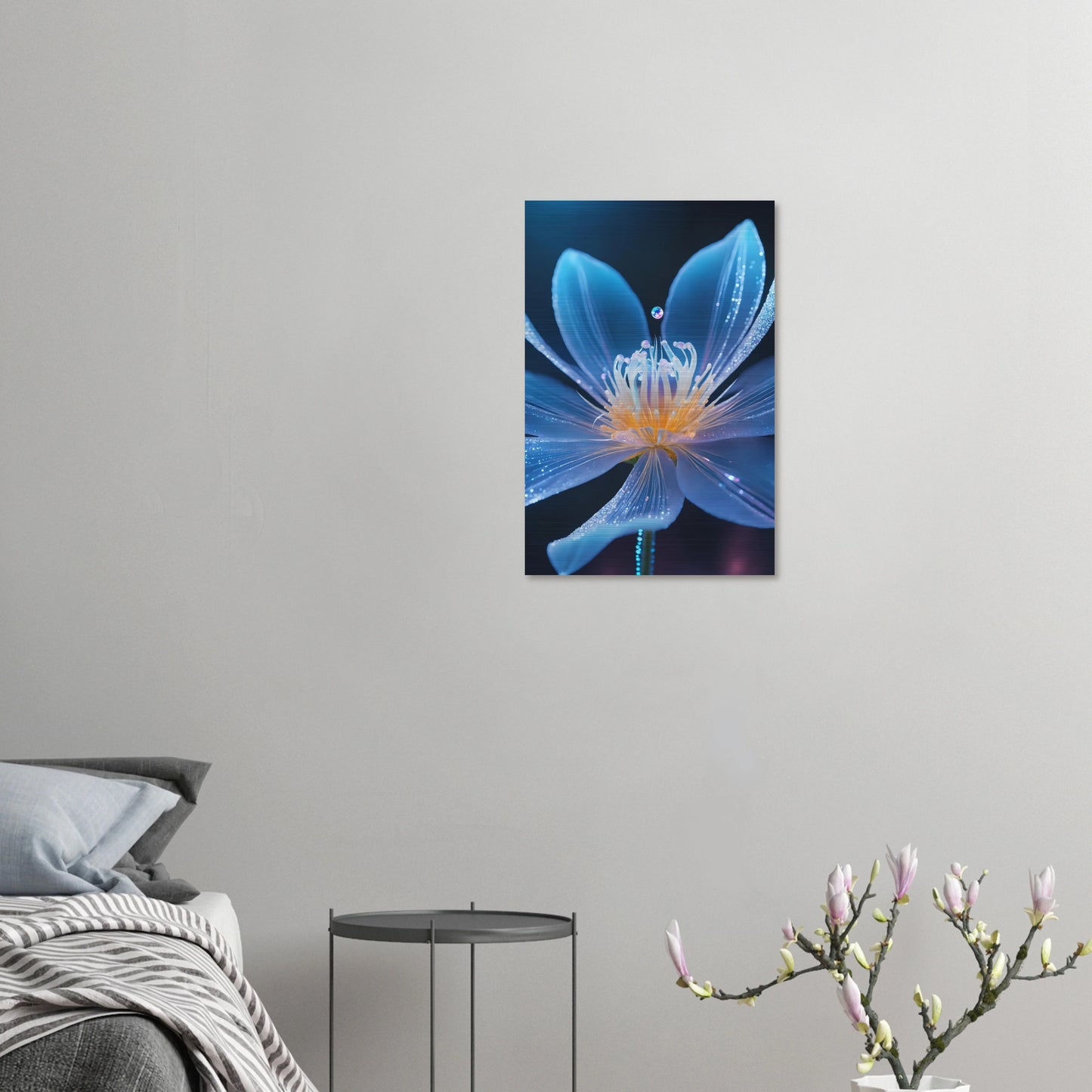 Digitales Wandbild einer blau leuchtenden Blüte mit goldenem Kern und schimmernden Lichtpartikeln auf dunklem Grund. 40x60 cm. Brushed