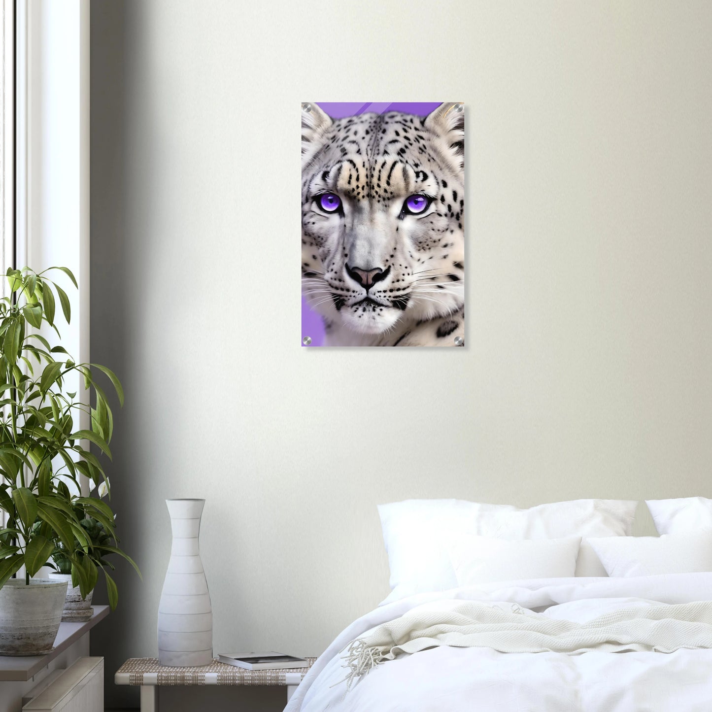 Nahaufnahme eines Schneeleoparden-Gesichts mit auffälligen, leuchtend violetten Augen vor einem hellvioletten Hintergrund. 40x60 cm. Acryl