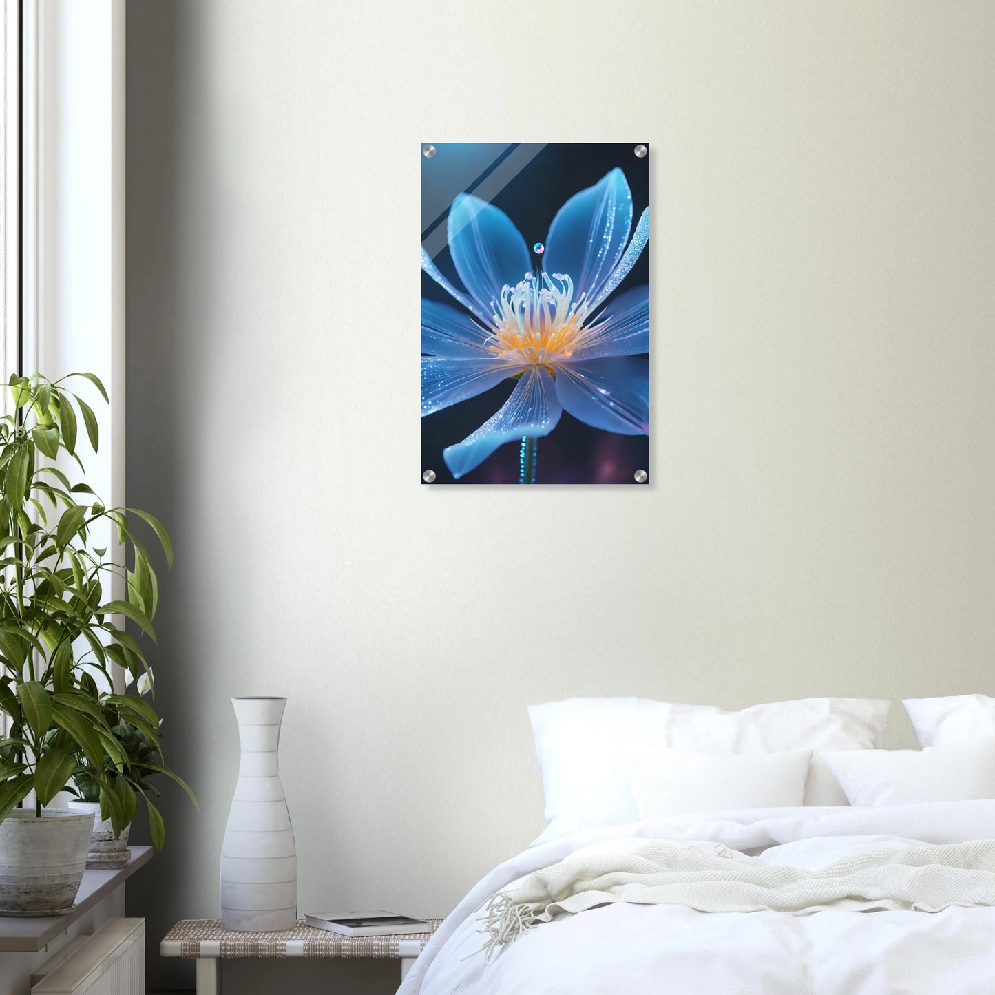 Digitales Wandbild einer blau leuchtenden Blüte mit goldenem Kern und schimmernden Lichtpartikeln auf dunklem Grund. 40x60 cm. Acryl