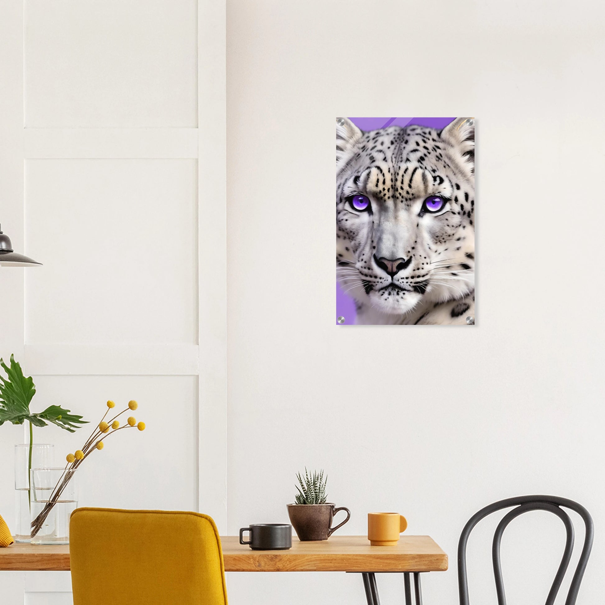 Nahaufnahme eines Schneeleoparden-Gesichts mit auffälligen, leuchtend violetten Augen vor einem hellvioletten Hintergrund. 40x60 cm. Acryl