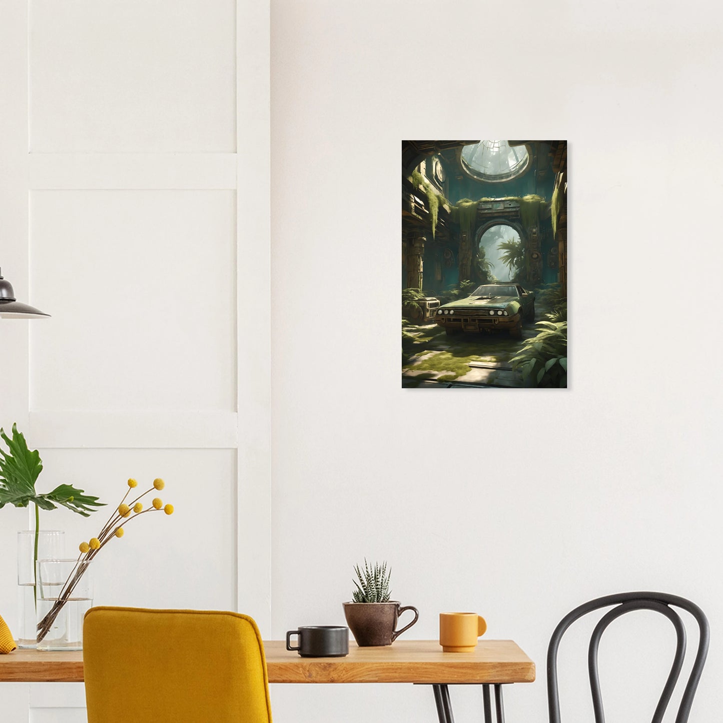 Digitales Kunstwerk eines alten, grünen Autos in einer großen, von Pflanzen und Moos bewachsenen Tempel-Ruine mit Lichteinfall von oben. 40x60 cm. Dibond