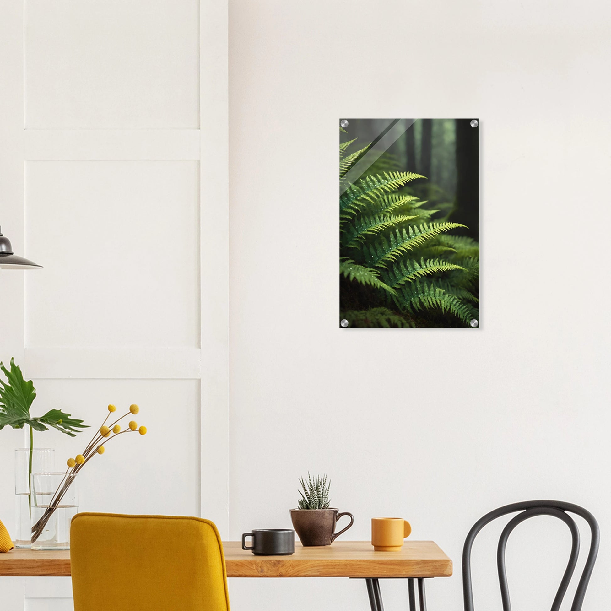 Nahaufnahme von grünen Farnwedeln mit Tautropfen in einem dichten, nebligen Wald mit weichem Hintergrund. 40x60 cm. Acryl