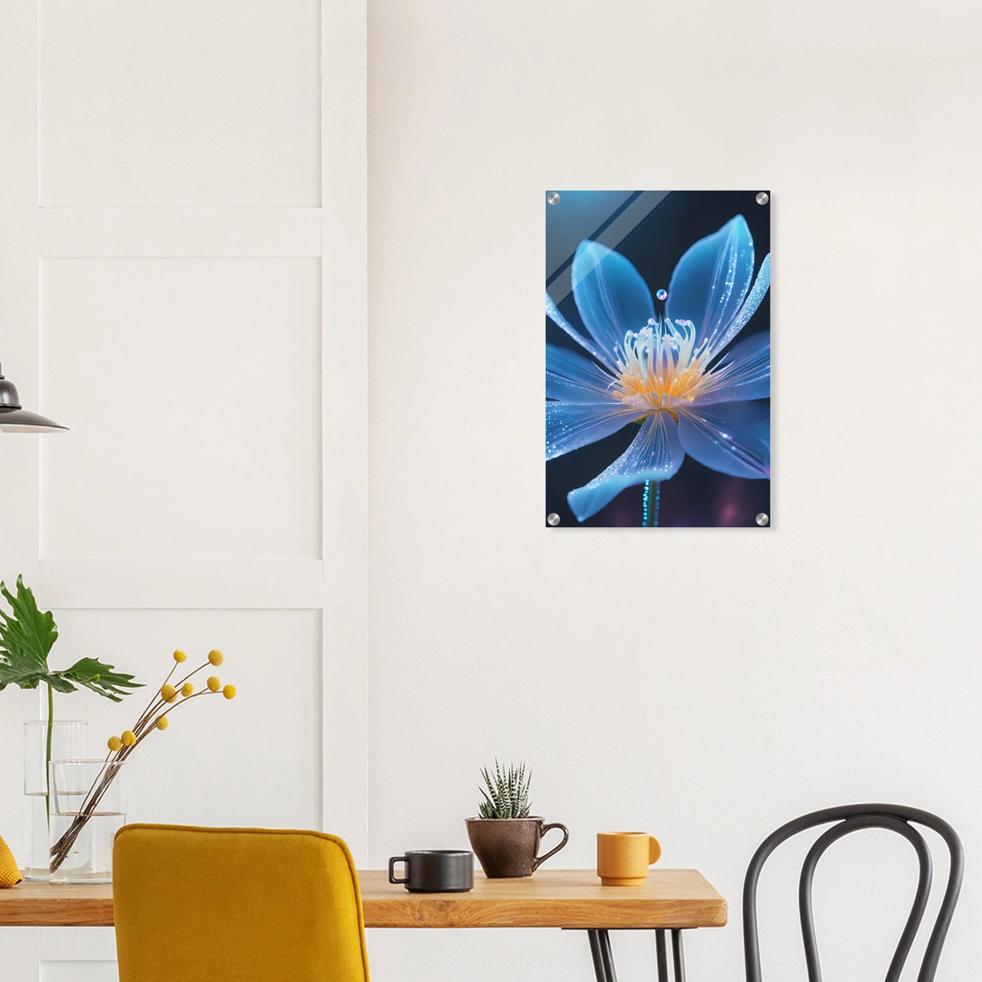 Digitales Wandbild einer blau leuchtenden Blüte mit goldenem Kern und schimmernden Lichtpartikeln auf dunklem Grund. 40x60 cm. Acryl