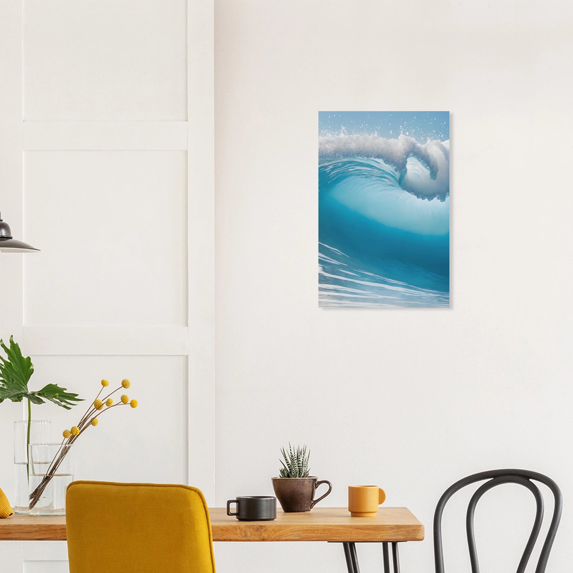 Abstraktes Wandbild einer brechenden Meereswelle in Türkis und Blau mit weißer Gischt. 40x60 cm. Dibond