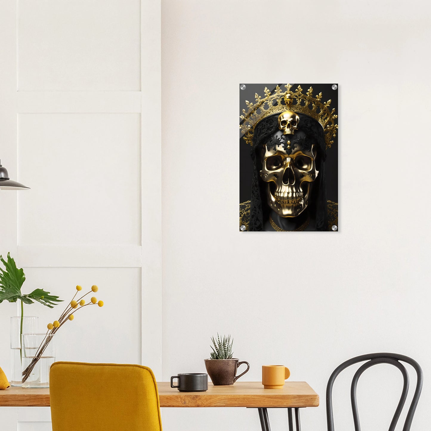 Modernes Wandbild eines golden glänzenden Schädels mit einer großen, filigranen Goldkrone vor dunklem Hintergrund. 40x60 cm. Acryl