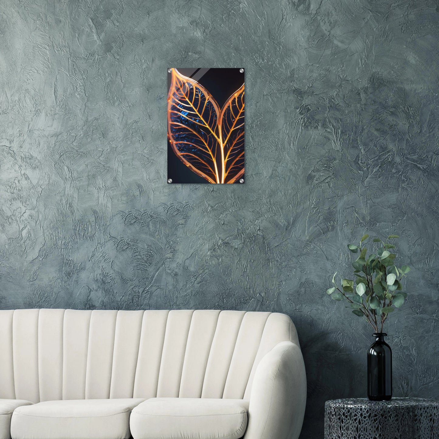 Modernes Wandbild mit zwei goldenen, gläsernen Blättern in Makroaufnahme auf dunklem Hintergrund, Format 40x60 cm. Acryl