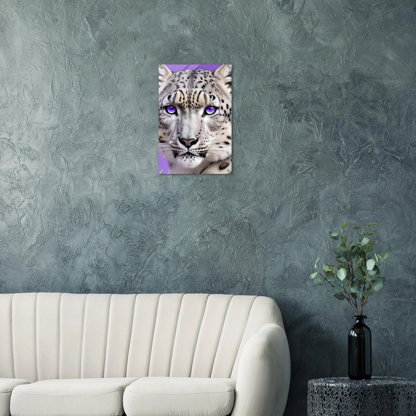 Nahaufnahme eines Schneeleoparden-Gesichts mit auffälligen, leuchtend violetten Augen vor einem hellvioletten Hintergrund. 40x60 cm. Acryl