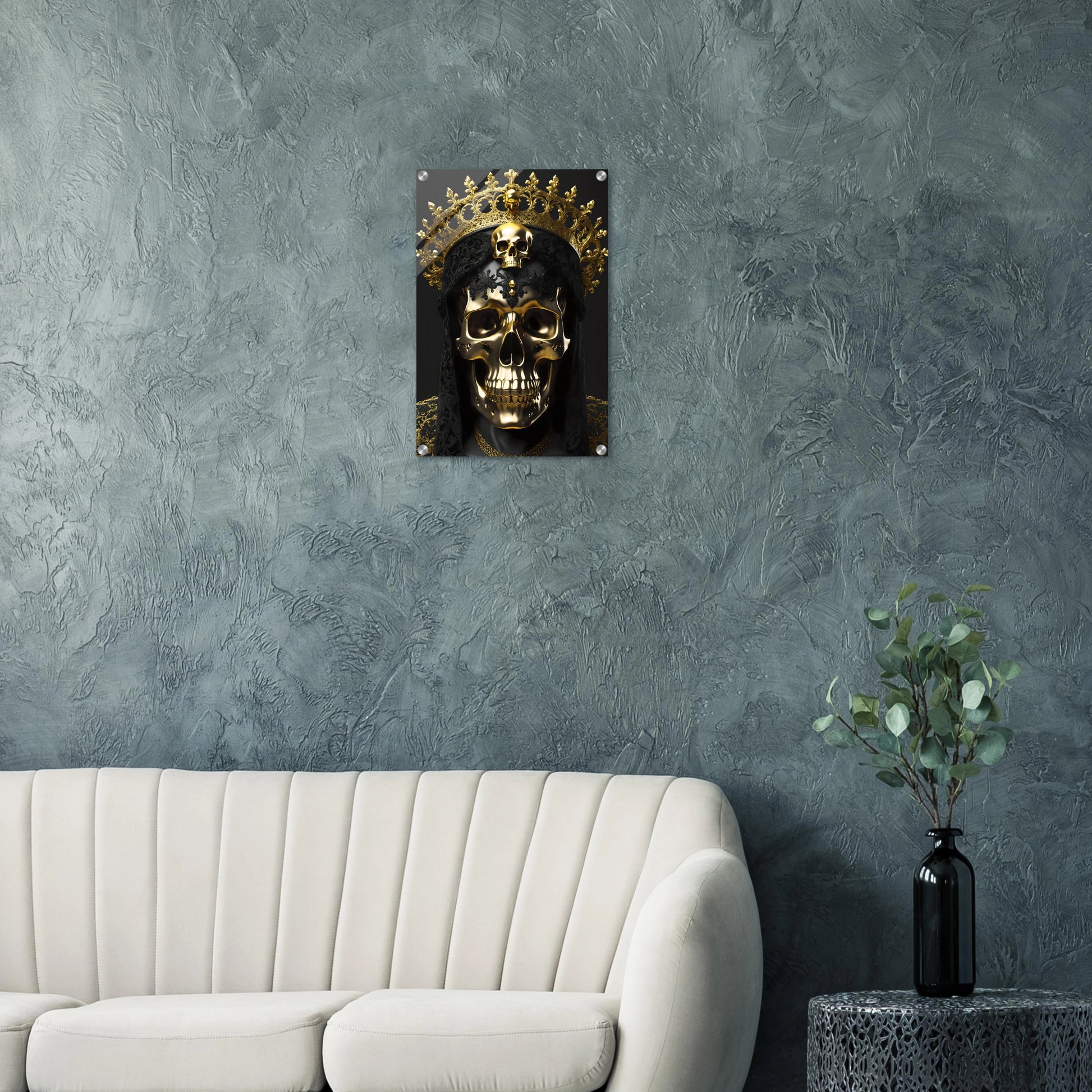 Modernes Wandbild eines golden glänzenden Schädels mit einer großen, filigranen Goldkrone vor dunklem Hintergrund. 40x60 cm. Acryl