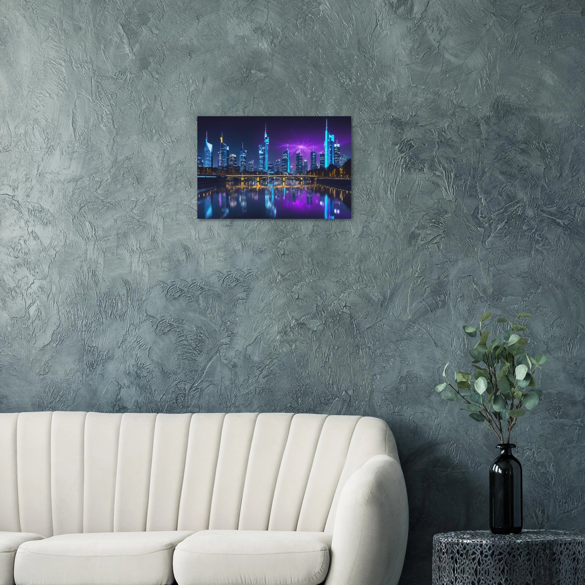 Modernes Wandbild der Frankfurter Skyline bei Nacht mit beleuchteten Wolkenkratzern und violetten Lichteffekten am Himmel. 40x60 cm. Dibond