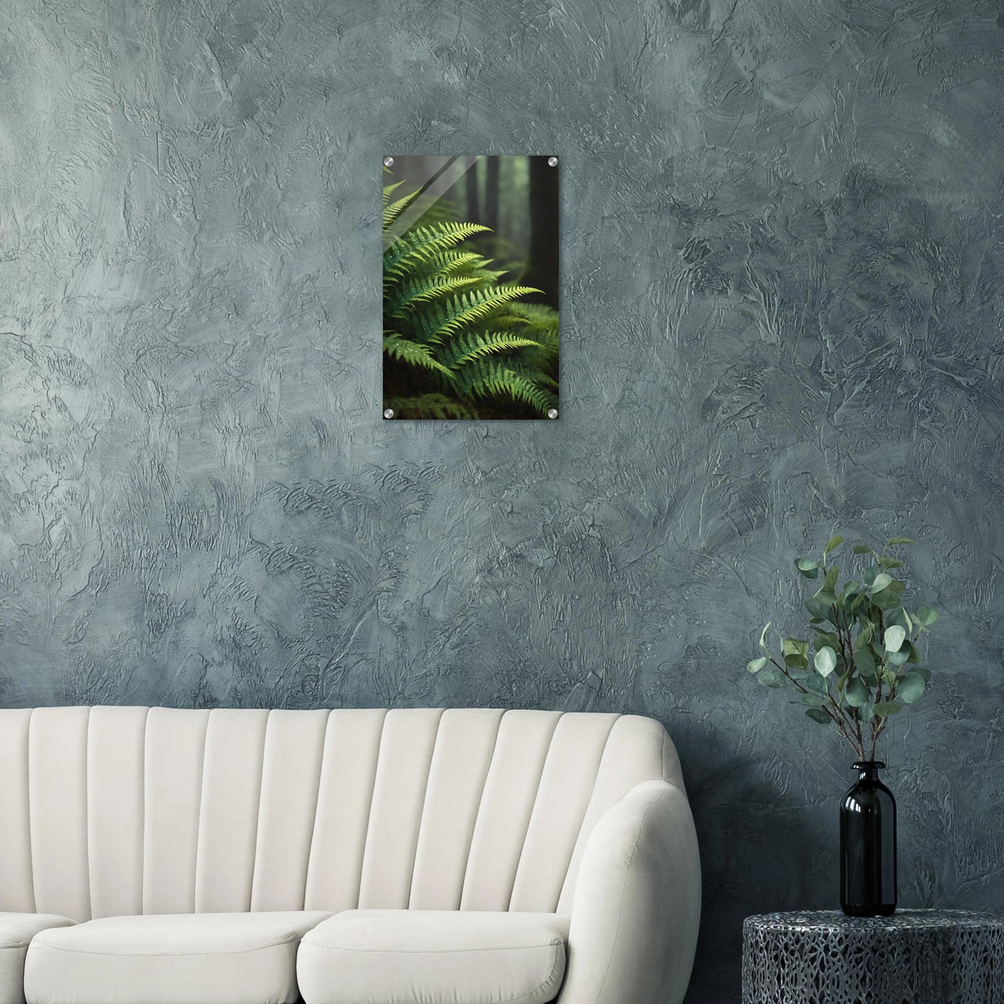 Nahaufnahme von grünen Farnwedeln mit Tautropfen in einem dichten, nebligen Wald mit weichem Hintergrund. 40x60 cm. Acryl