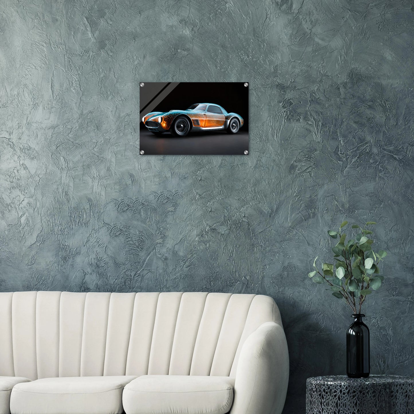 Digitales Kunstwerk eines klassischen Sportwagens mit einer transparenten, bernsteinfarbenen Karosserie und blauen Lichtreflexen. 40x60 cm. Acryl