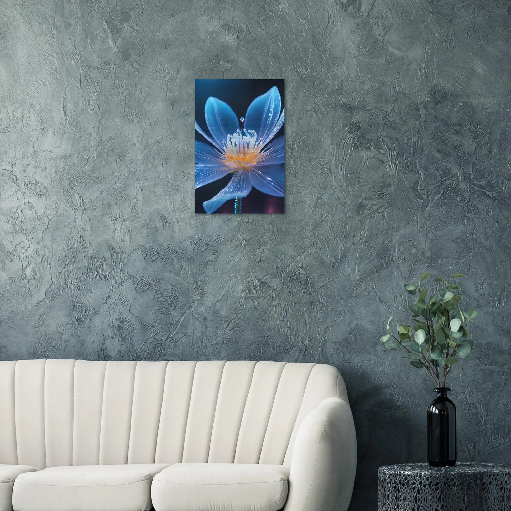 Digitales Wandbild einer blau leuchtenden Blüte mit goldenem Kern und schimmernden Lichtpartikeln auf dunklem Grund. 40x60 cm. Brushed