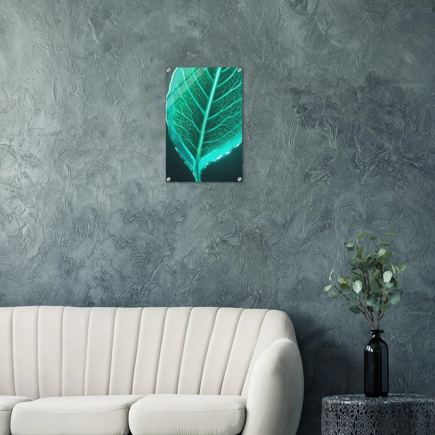 Modernes Wandbild eines leuchtenden, türkisfarbenen Blattes in transparenter Glas-Optik mit sichtbaren Blattadern. 40x60 cm. Acryl