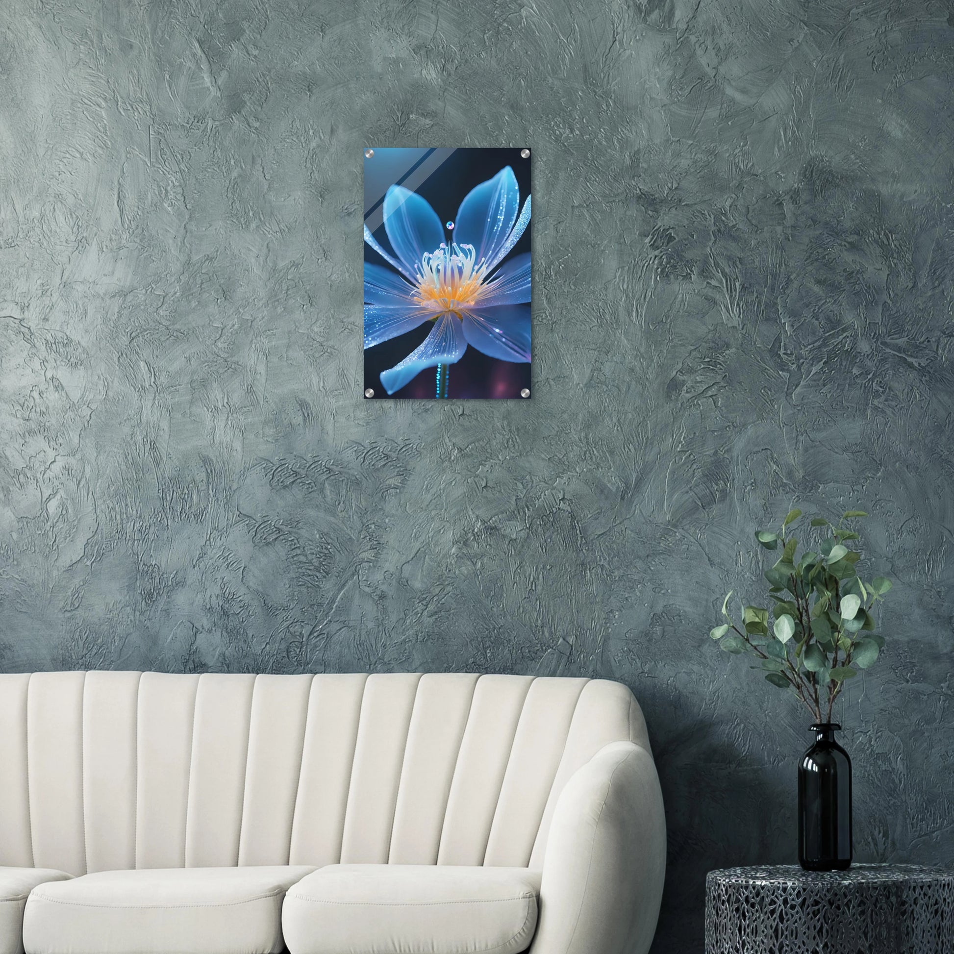 Digitales Wandbild einer blau leuchtenden Blüte mit goldenem Kern und schimmernden Lichtpartikeln auf dunklem Grund. 40x60 cm. Acryl