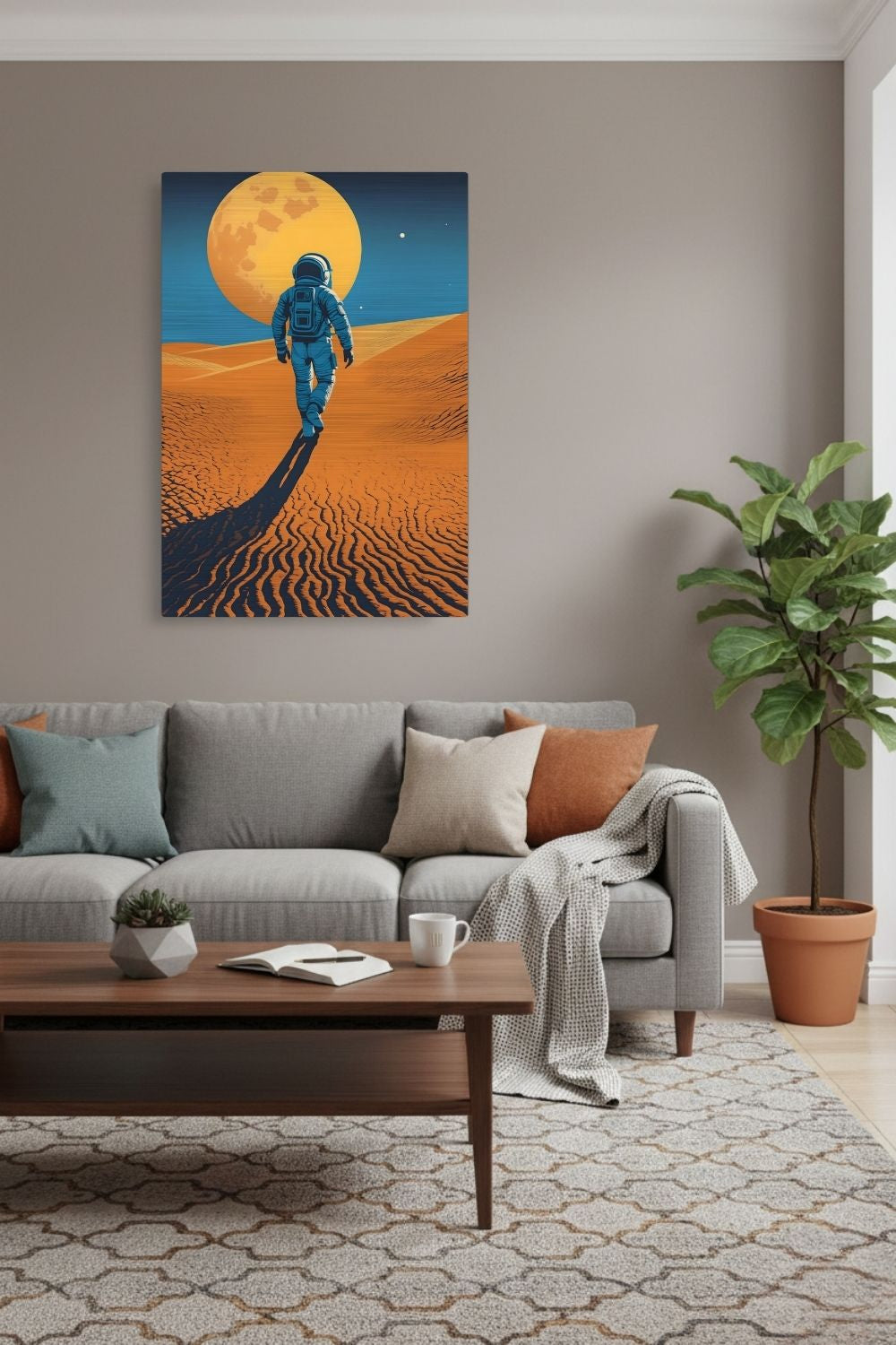 Minimalistisches Wandbild eines Astronauten, der in einer Wüste auf einen riesigen orangefarbenen Planeten zugeht. Brushed