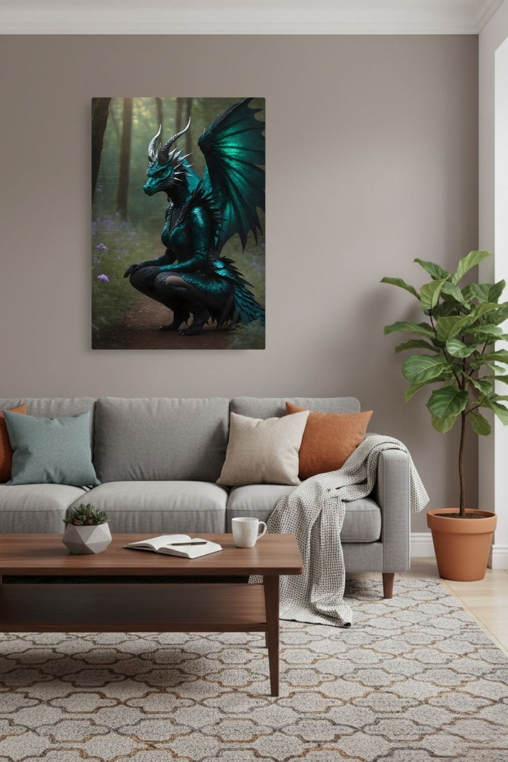 Detailreiches Fantasy-Wandbild einer knienden Frauengestalt mit smaragdgrüner Drachenhaut, Hörnern und großen Flügeln auf einem Waldweg Brushed