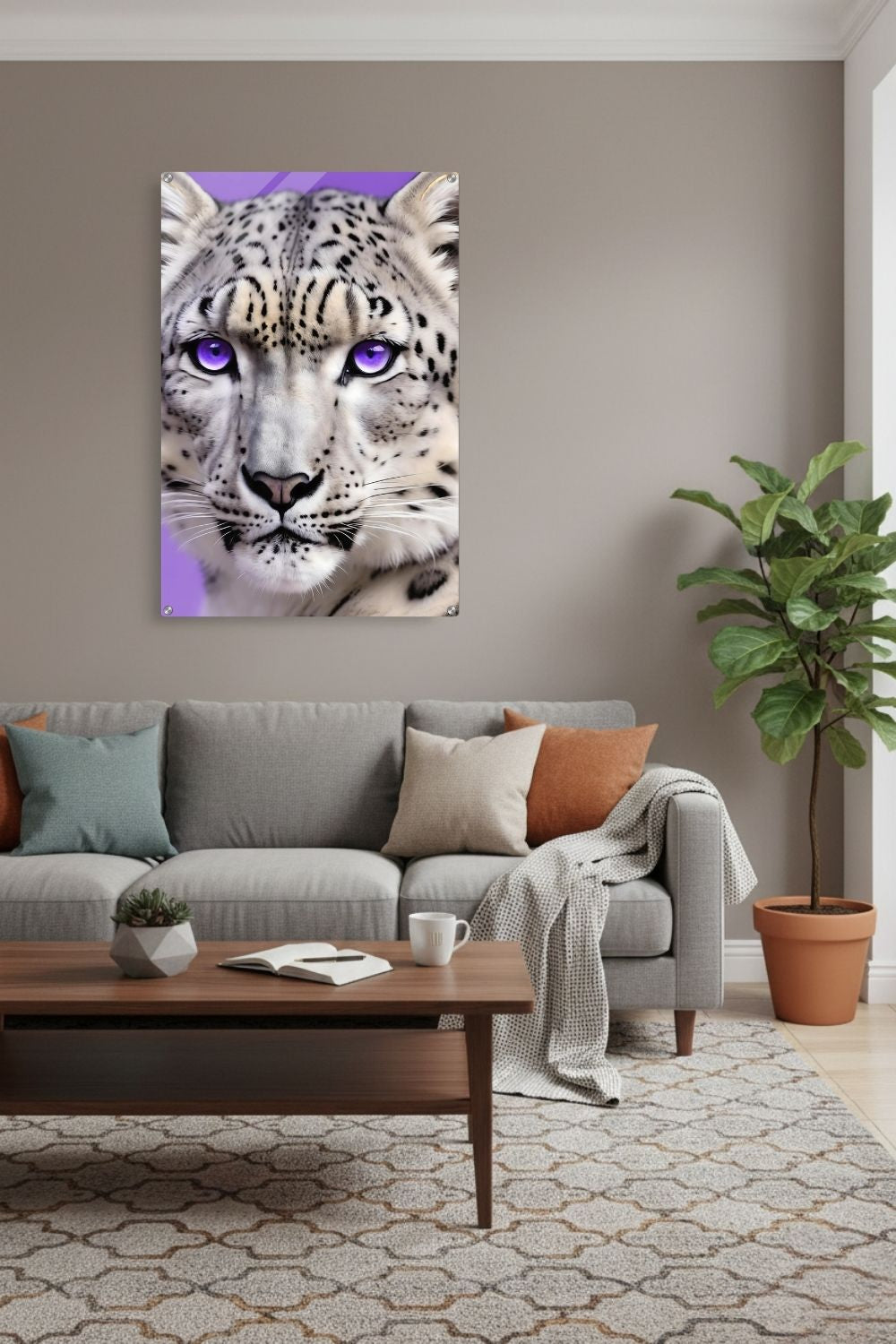 Detailliertes Porträt eines Schneeleoparden mit intensiv leuchtenden violetten Augen vor einem fliederfarbenen Hintergrund. Acryl