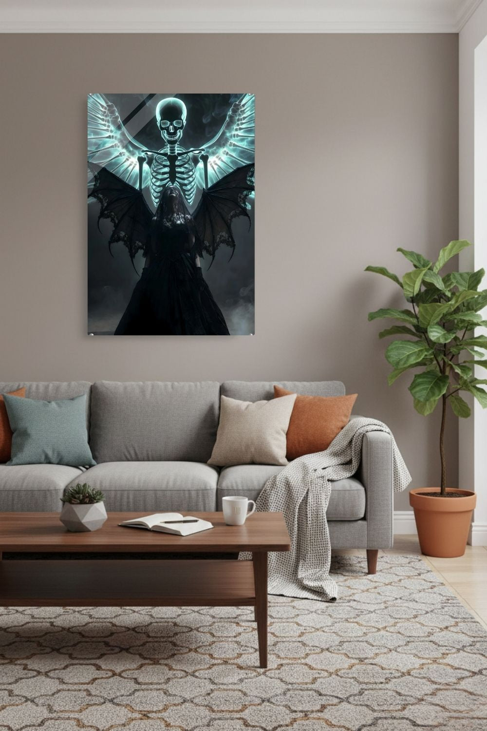 Düsteres Fantasy-Wandbild einer Frau in schwarzem Kleid mit großen Flügeln und einem leuchtenden Skelett-Engel im Hintergrund. Acryl