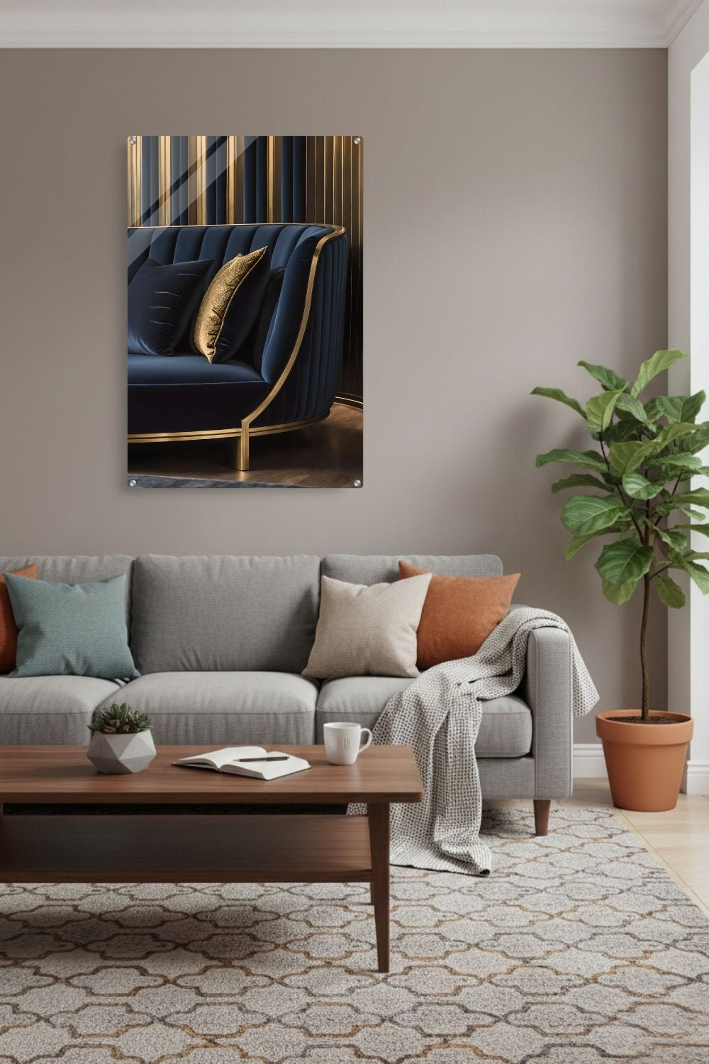 Detailaufnahme eines dunkelblauen Samtsofas mit goldenen Rahmen und Kissen vor einer gold-gestreiften Wand. Acryl