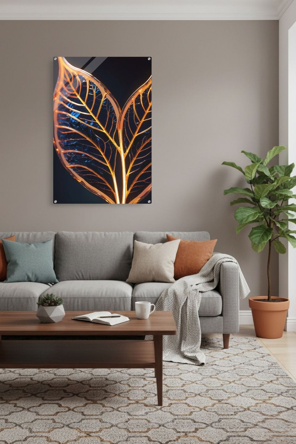 Abstraktes Wandbild mit einer großen goldenen Feder inmitten von fließenden Farbwirbeln in Smaragdgrün und Magenta. Acryl