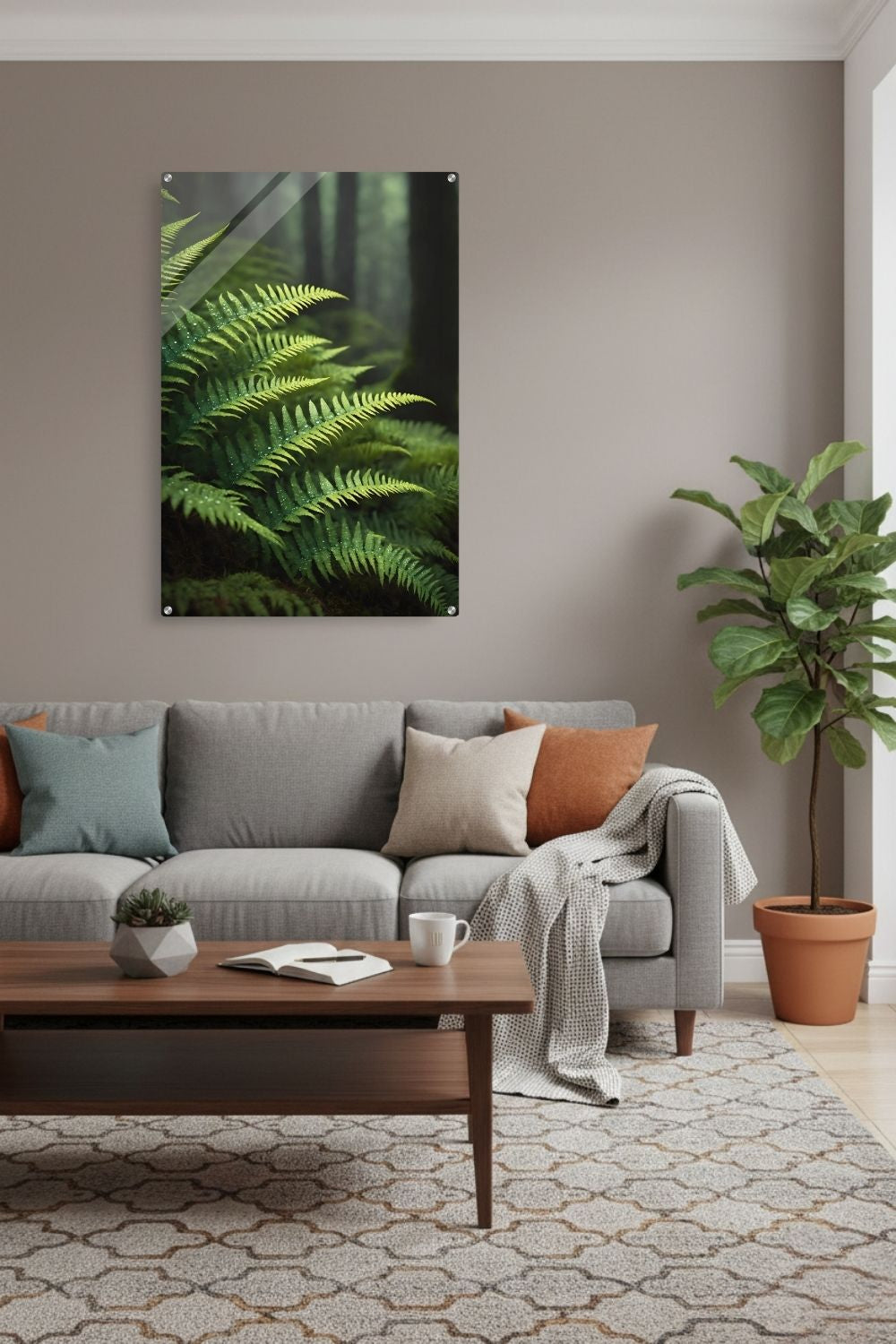 Nahaufnahme von grünen Farnwedeln mit Tautropfen in einem dichten, nebligen Wald mit weichem Hintergrund. Acryl