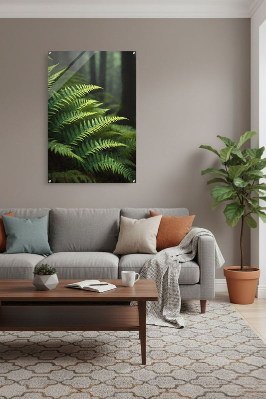 Nahaufnahme von grünen Farnwedeln mit Tautropfen in einem dichten, nebligen Wald mit weichem Hintergrund. Acryl