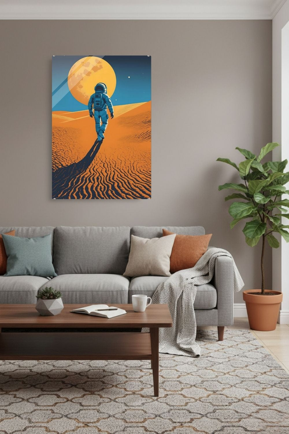 Minimalistisches Wandbild eines Astronauten, der in einer Wüste auf einen riesigen orangefarbenen Planeten zugeht. Acryl