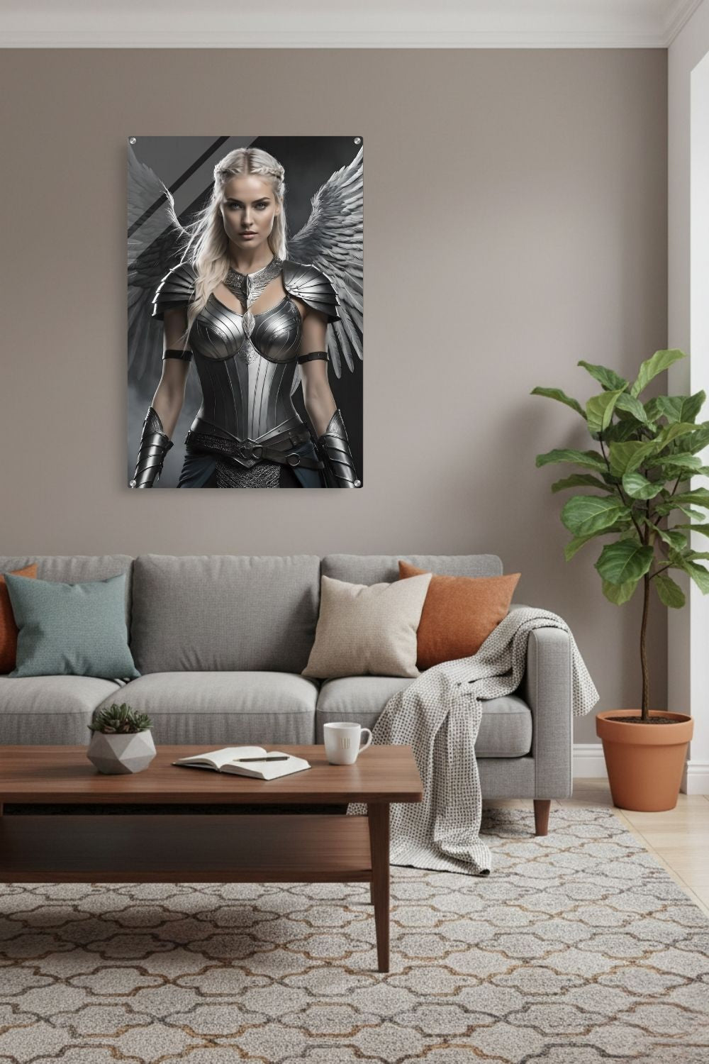 Cineastisches Fantasy-Wandbild einer majestätischen Walküre in glänzender Silberrüstung mit großen, detaillierten Metallflügeln vor dunklem Hintergrund. Acryl