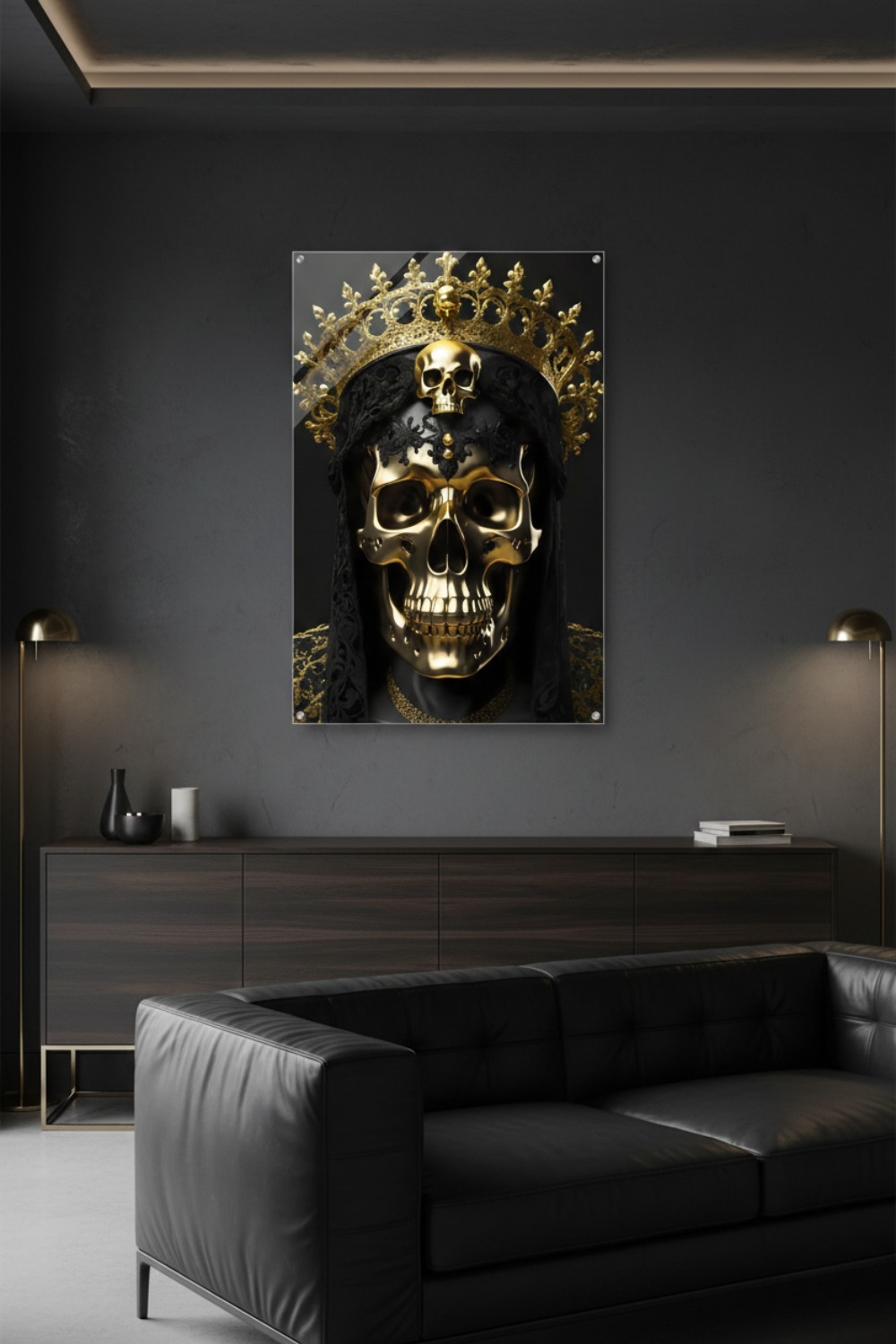 Modernes Wandbild eines golden glänzenden Schädels mit einer großen, filigranen Goldkrone vor dunklem Hintergrund. Acryl