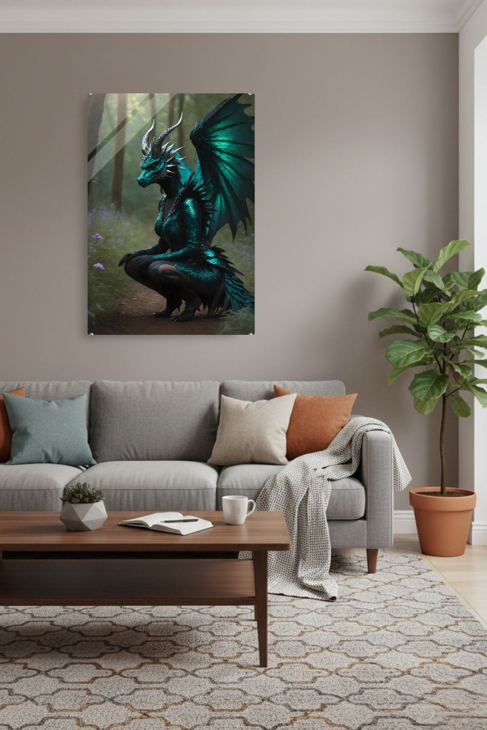 Detailreiches Fantasy-Wandbild einer knienden Frauengestalt mit smaragdgrüner Drachenhaut, Hörnern und großen Flügeln auf einem Waldweg Acryl