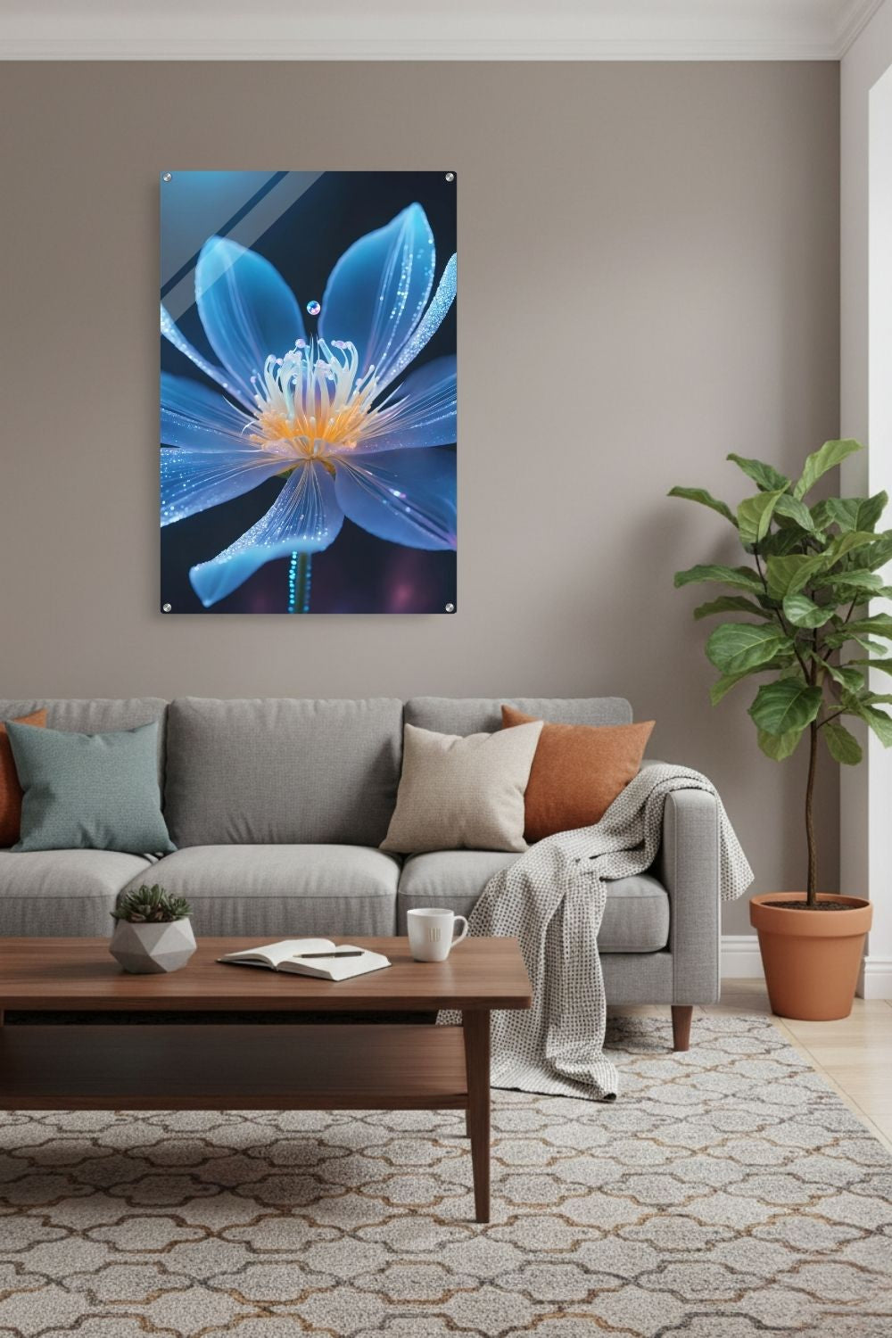 Digitales Wandbild einer blau leuchtenden Blüte mit goldenem Kern und schimmernden Lichtpartikeln auf dunklem Grund. Acryl