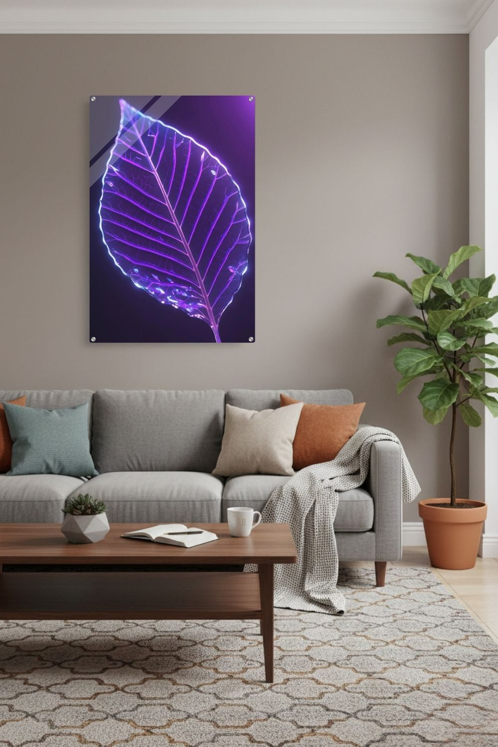 Detailliertes Wandbild eines transparenten Blattes in Glas-Optik mit violett und blau leuchtenden Adern vor einem dunklen Hintergrund. Acryl