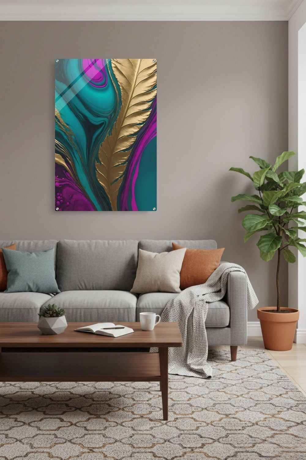 Abstraktes Wandbild mit einer großen goldenen Feder vor einem Hintergrund aus flüssigen Farbverläufen in Türkis, Blau und Magenta. Acryl