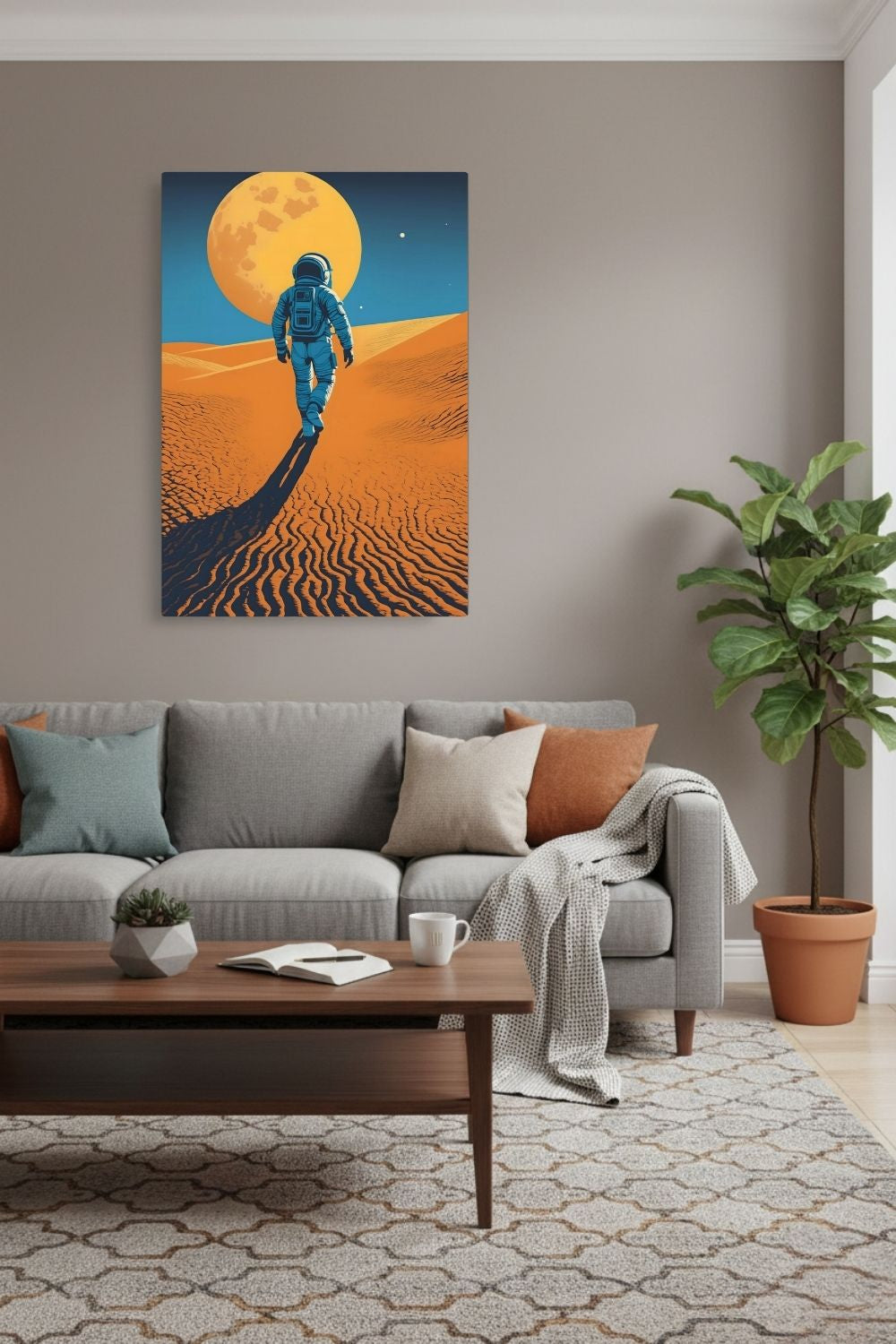 Minimalistisches Wandbild eines Astronauten, der in einer Wüste auf einen riesigen orangefarbenen Planeten zugeht. Dibond