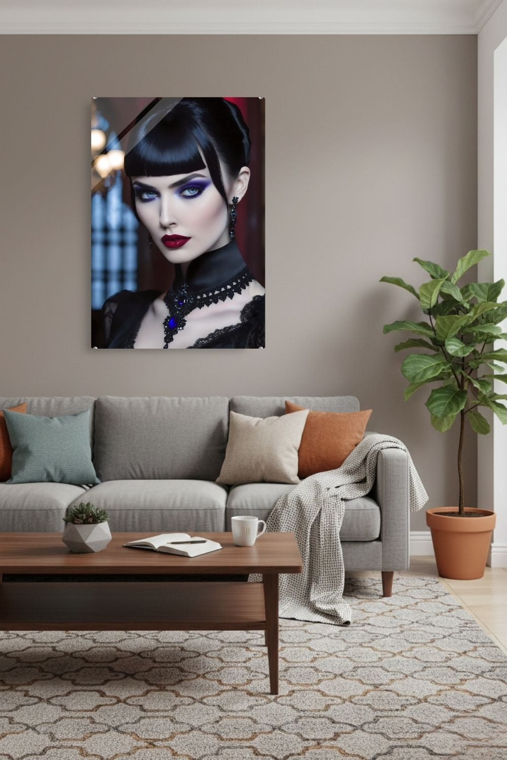 Nahaufnahme einer Frau mit kurzem Pony, lila Lidschatten, roten Lippen und schwarzem Schmuck mit blauen Edelsteinen. Acryl