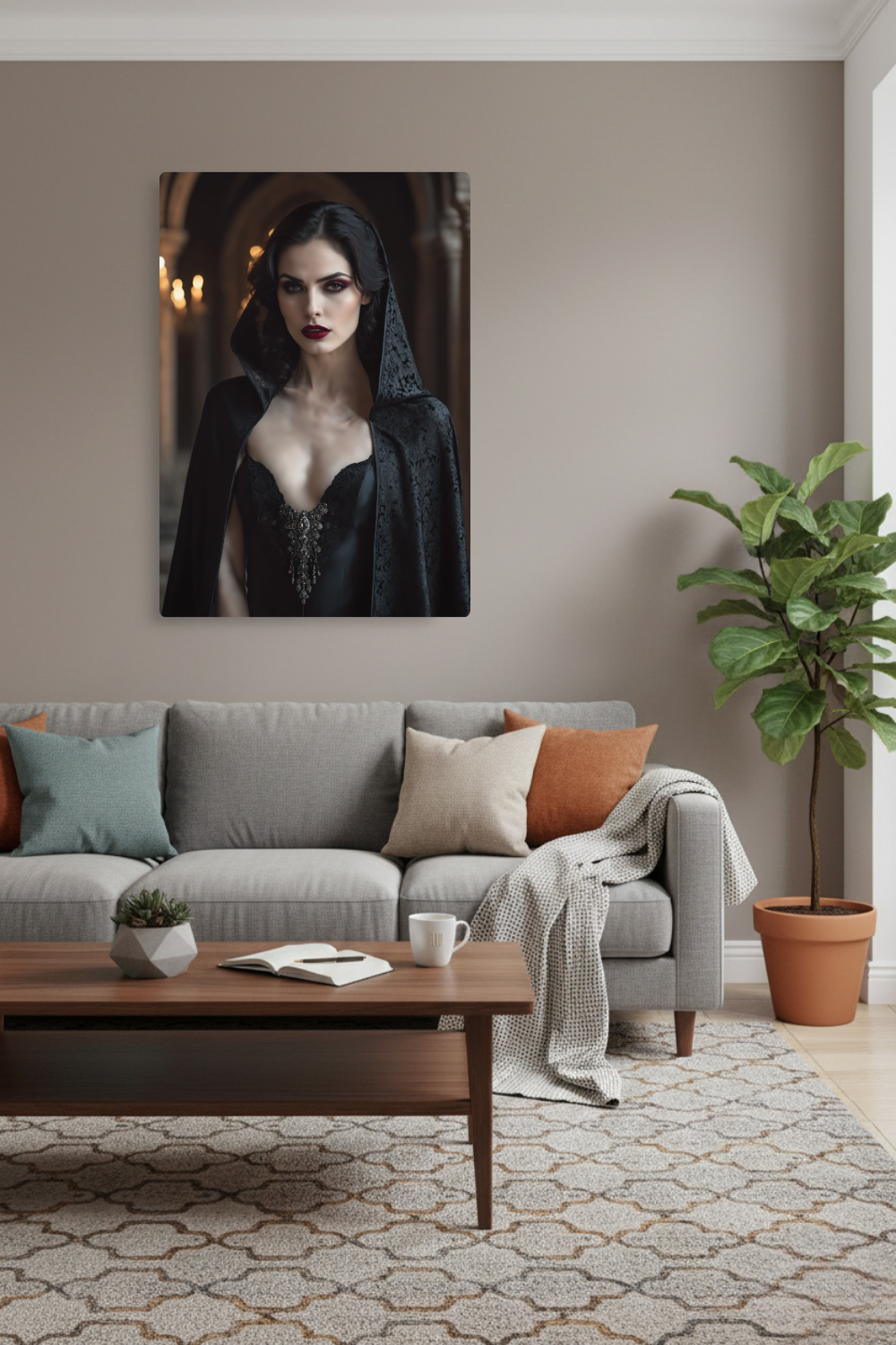 Hochwertiges Porträt einer Frau mit dunklen Haaren und roten Lippen, die einen schwarzen Spitzenumhang mit Kapuze vor einem Hintergrund mit brennenden Kerzen trägt. Acryl
