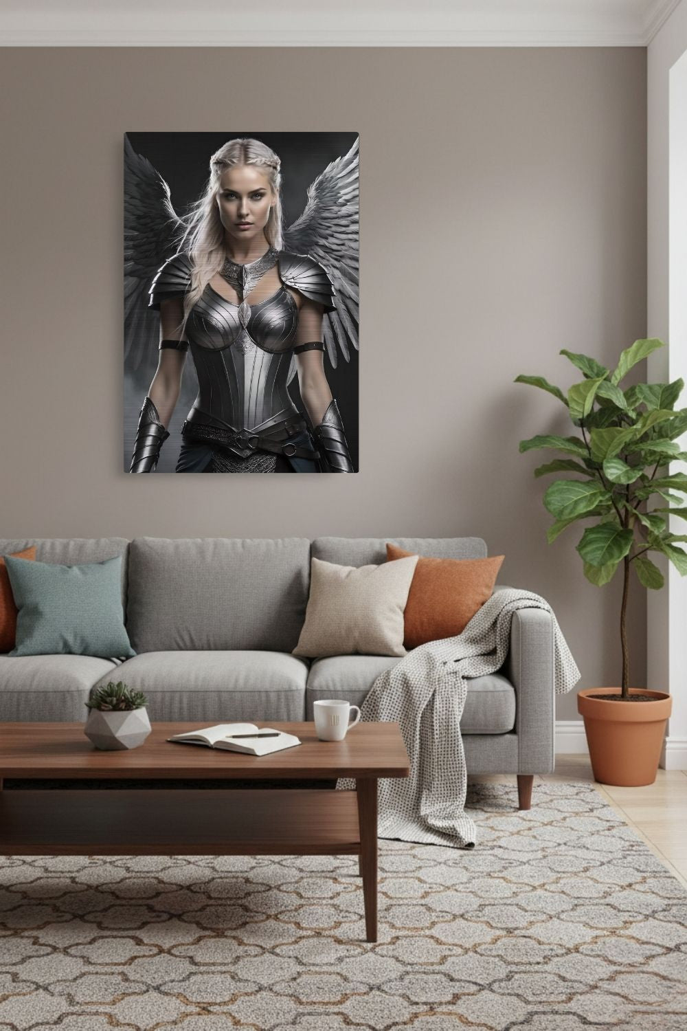 Cineastisches Fantasy-Wandbild einer majestätischen Walküre in glänzender Silberrüstung mit großen, detaillierten Metallflügeln vor dunklem Hintergrund. Brushed