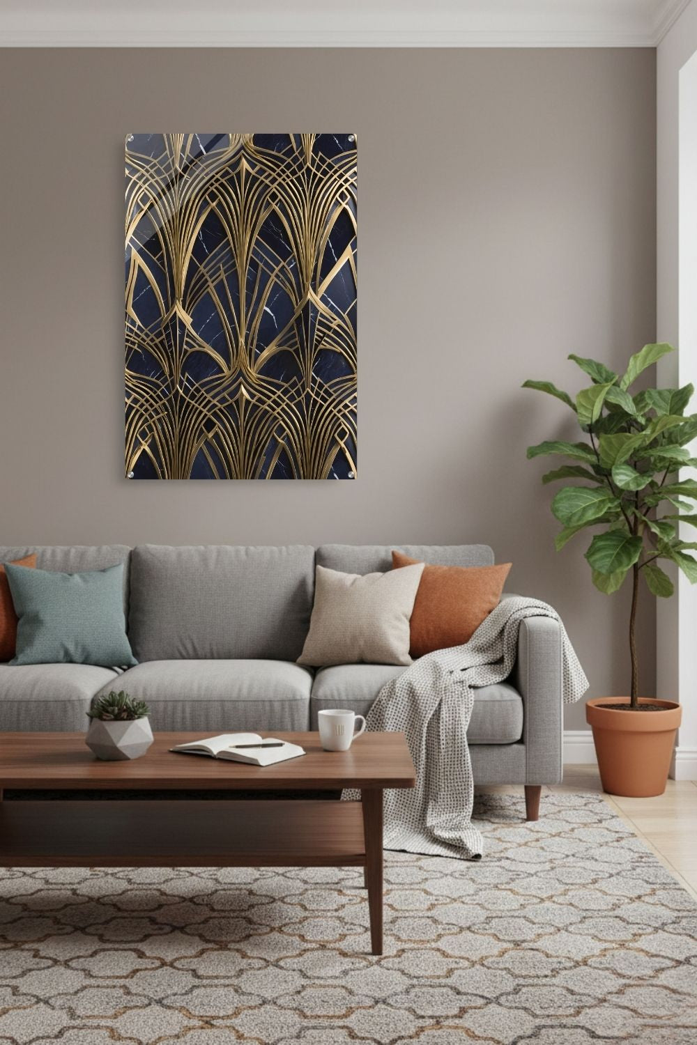 Modernes Wandbild mit goldenen, symmetrischen Art-Déco-Bögen auf einem dunkelblauen, marmorierten Hintergrund. Acryl