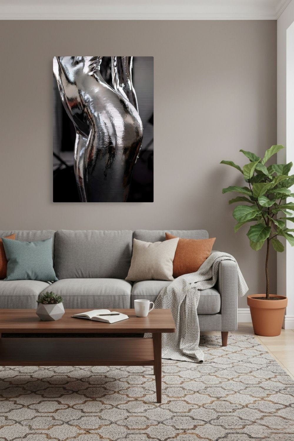 Abstraktes Wandbild einer weiblichen Silhouette in glänzender, flüssiger Chrom-Optik mit detaillierten Silber-Reflexionen. Brushed