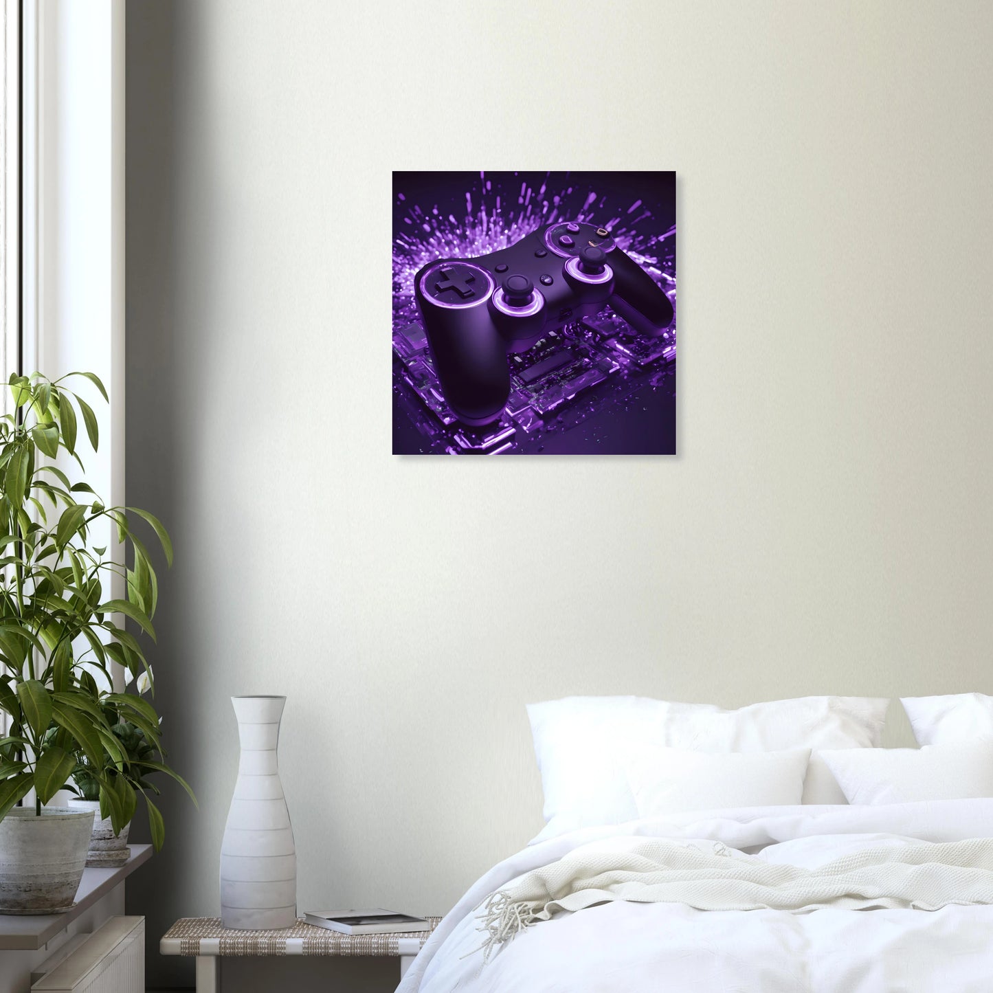 Modernes Gaming-Wandbild mit einem schwarzen Controller, der von violettem Neonlicht und Lichtpartikeln umgeben ist. 50x50 cm. Dibond