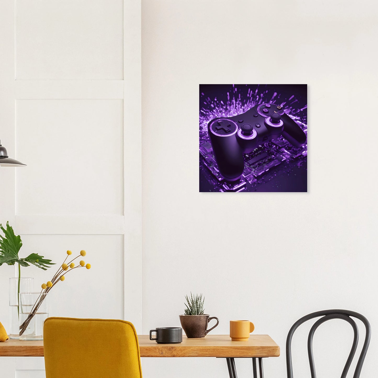 Modernes Gaming-Wandbild mit einem schwarzen Controller, der von violettem Neonlicht und Lichtpartikeln umgeben ist. 50x50 cm. Dibond