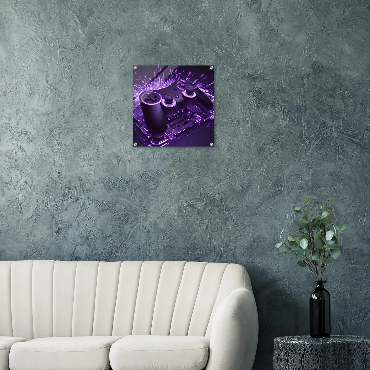 Modernes Gaming-Wandbild mit einem schwarzen Controller, der von violettem Neonlicht und Lichtpartikeln umgeben ist.50x50 cm. Acryl